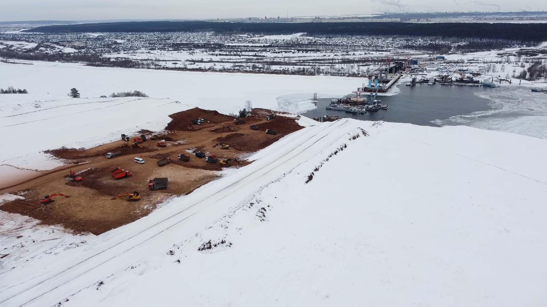 Строители моста через Каму показали, как собирали пролет в 30-градусные морозы