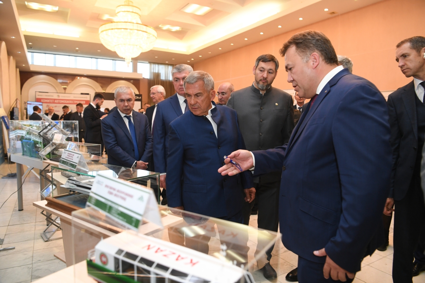 Минниханов в Челнах осмотрел выставку предприятий машиностроения (фото) Минниханов в Челнах осмотрел выставку предприятий машиностроения (фото)