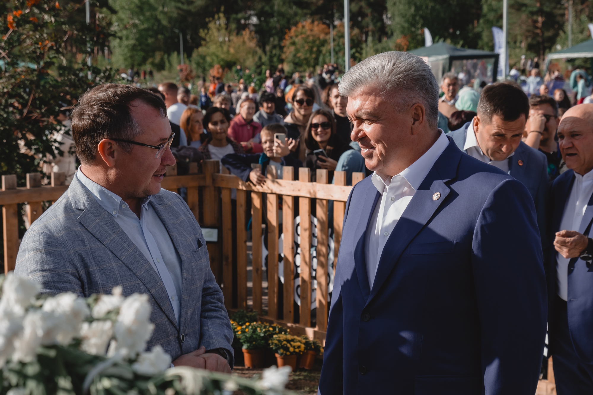 Как Магдеева угощали малиной и просили сделать селфи, чтобы «жена обалдела»
