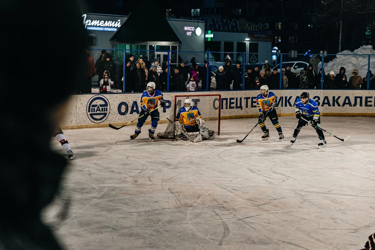 Фото: Данис Зарипов сыграл в дворовый хоккей с челнинскими детьми Фото: Данис Зарипов сыграл в дворовый хоккей с челнинскими детьми