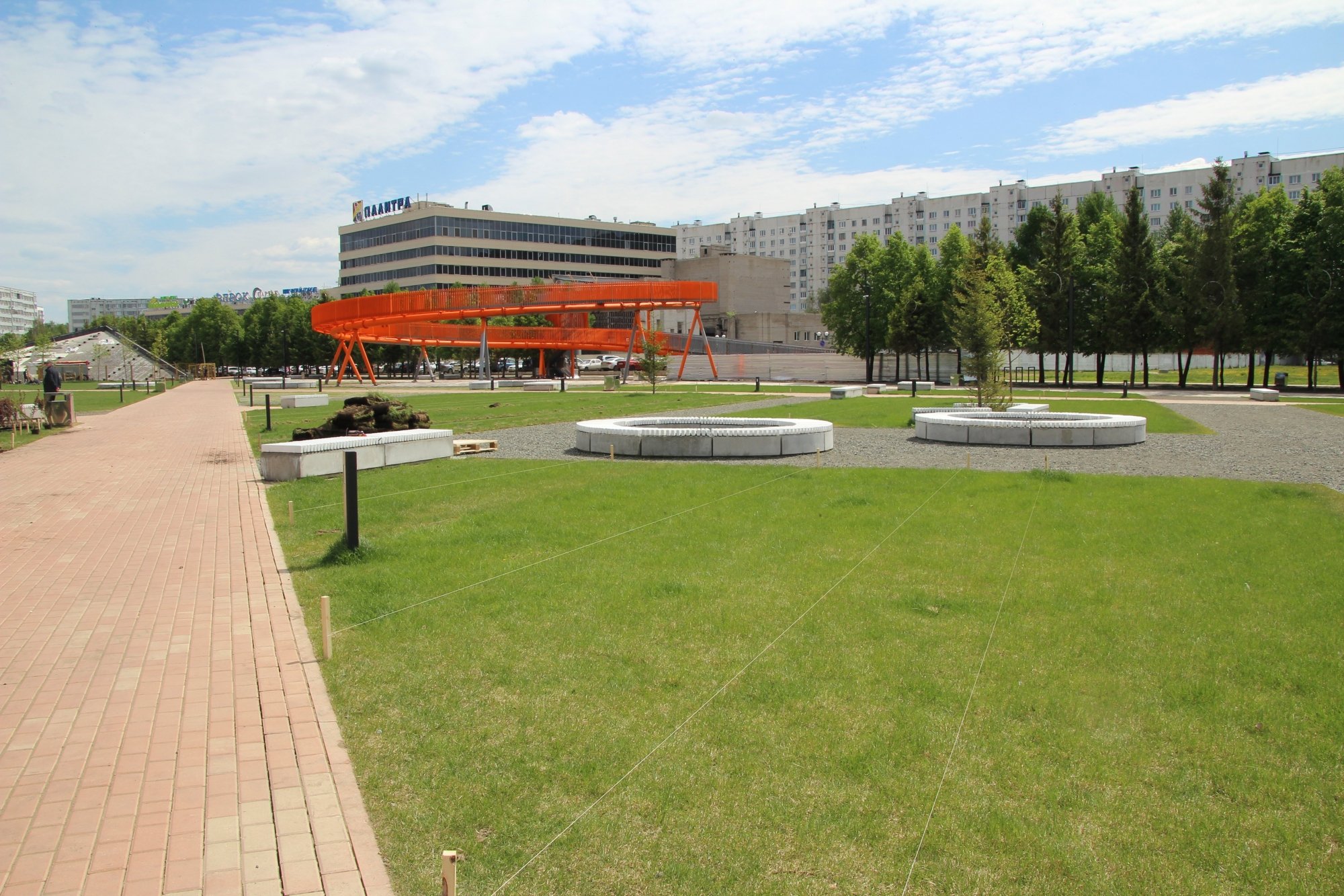 Площади Азатлык добавили рыжего цвета. Реконструкция идет к концу (фото)