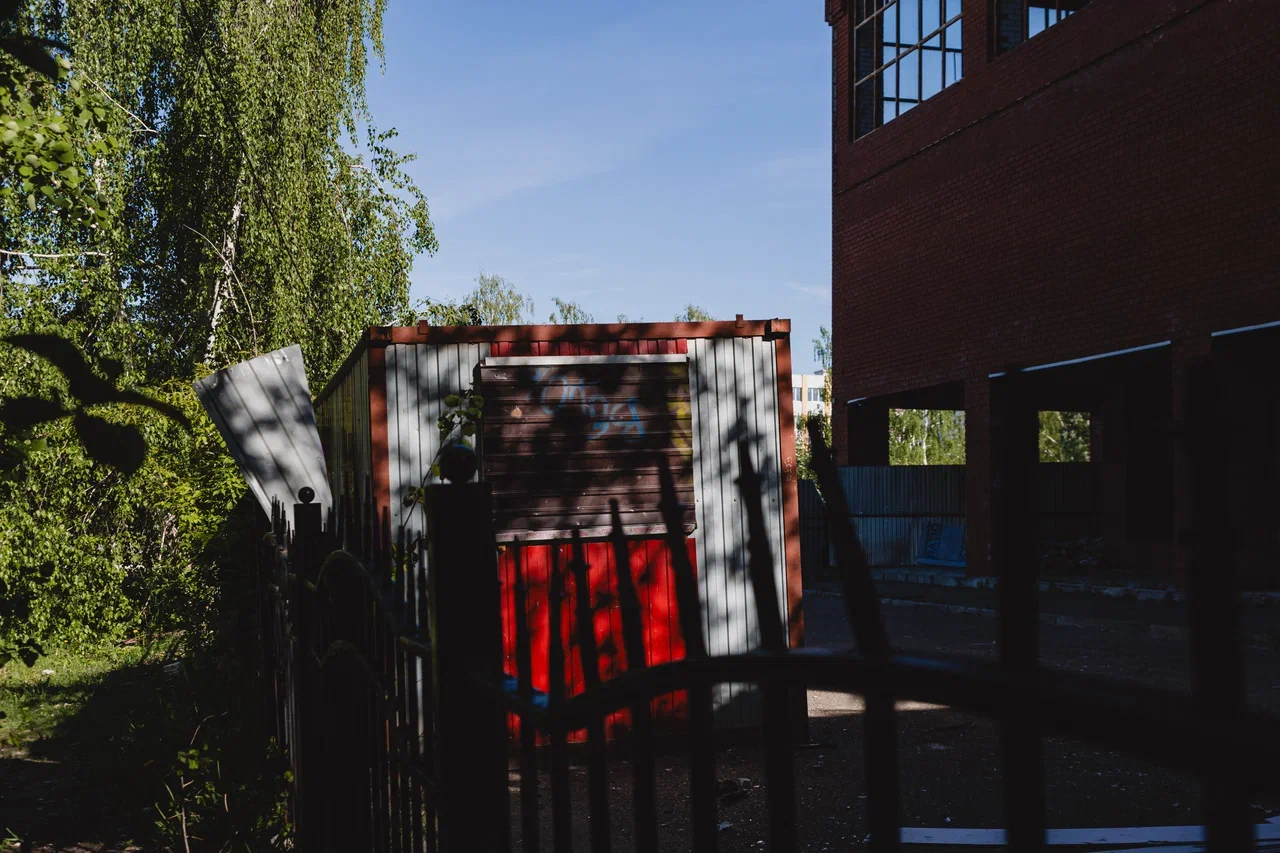 Фото: как здание, которое отдали городу под спорт, становится опасным долгостроем