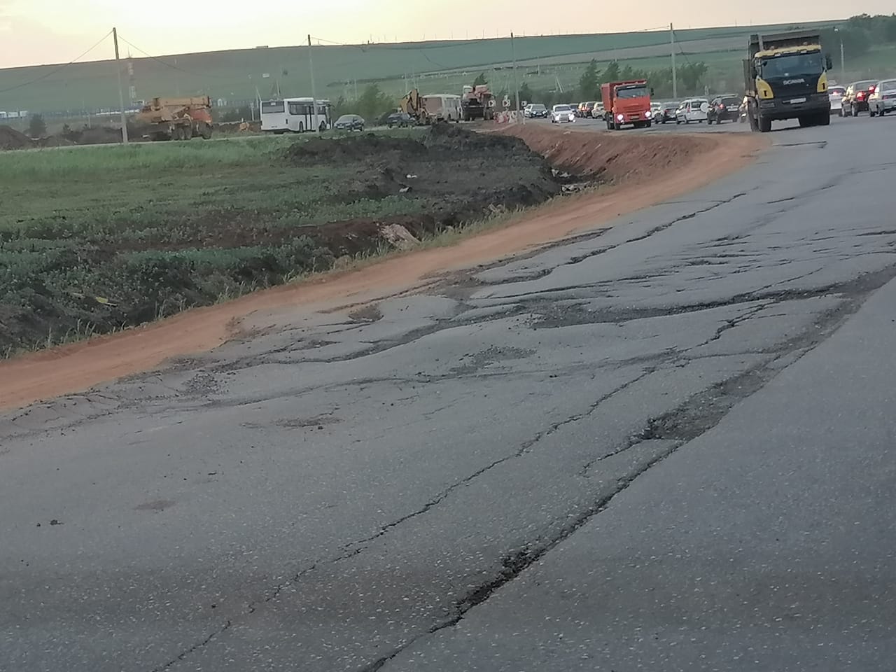 Из-за разрушенной большегрузами дороги в Тукаевском районе жители стоят в пробках