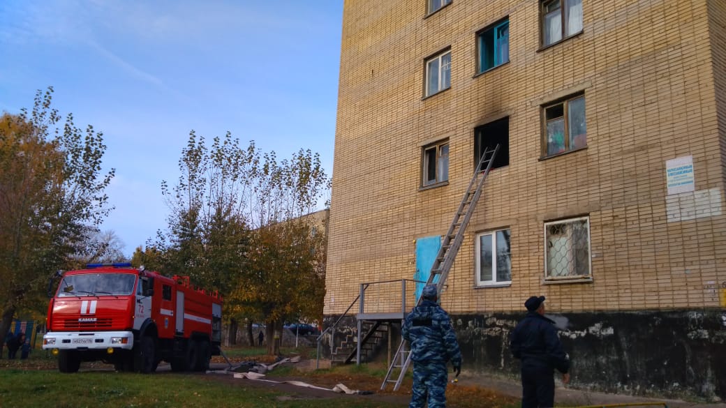 На пожаре в челнинском общежитии погиб человек (фото)