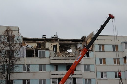 Третий день после трагедии в 48/20: людей пустили в разрушенный подъезд. Фото 