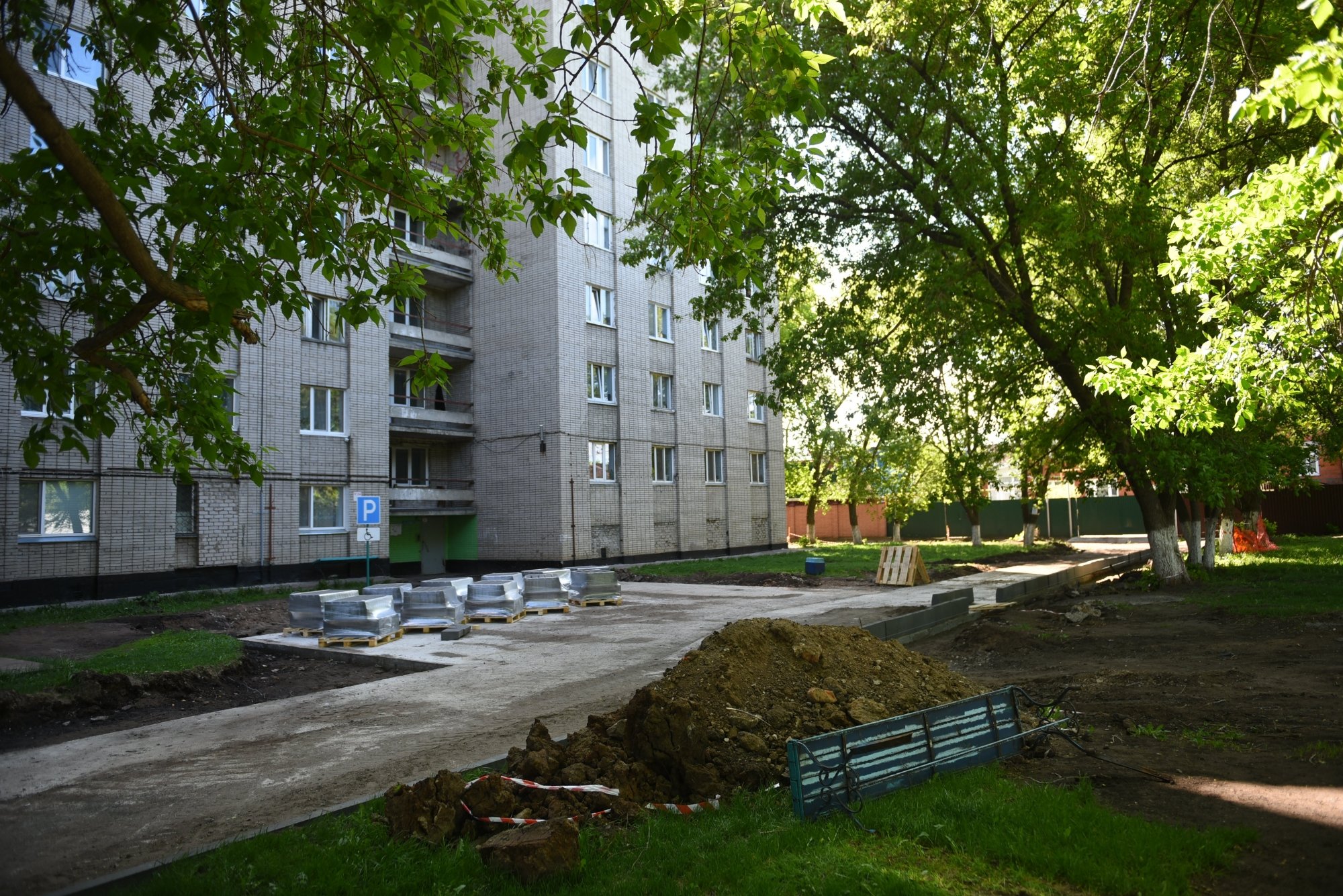 Магдеев проинспектировал выполнение работ по программе «Наш двор» в Челнах 