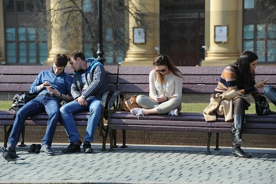 Человек на скамейке. Человек сидит на скамейке. Люди на лавочке. Люди на улице сидят. Друзья сидящие в телефоне