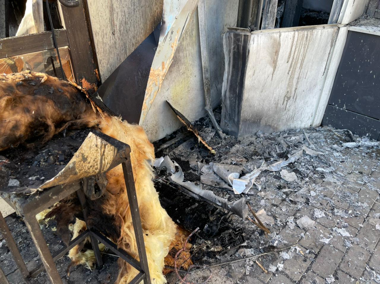 Фото: в Челнах сгорела часть фасада ТЦ «Деметра» и шаурмичная