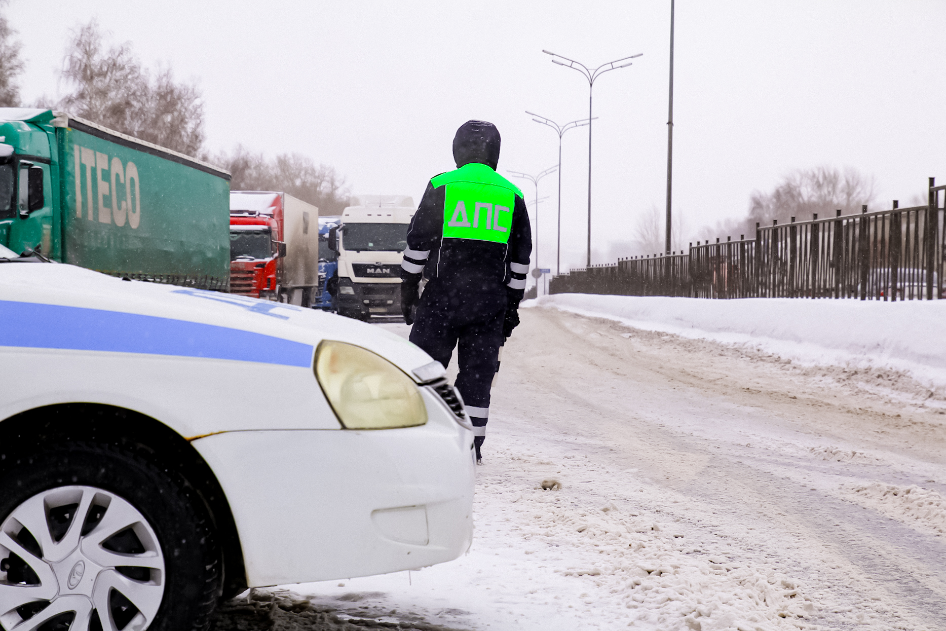 На выезде из Челнов пропускают только легковушки в Елабугу и Менделеевск (фото)