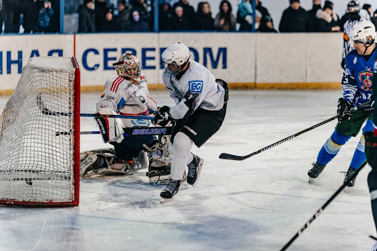Фото: Данис Зарипов сыграл в дворовый хоккей с челнинскими детьми Фото: Данис Зарипов сыграл в дворовый хоккей с челнинскими детьми