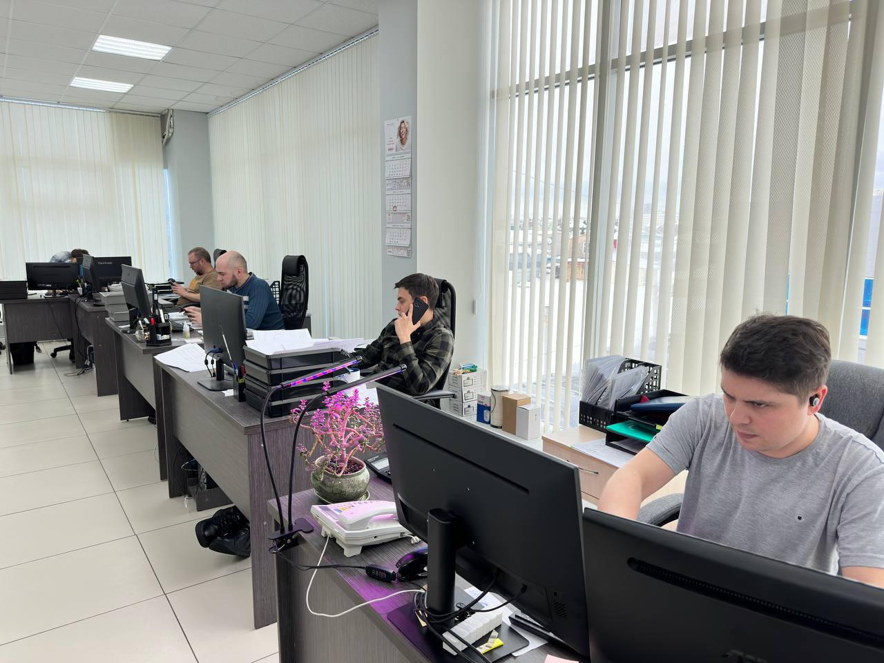 «Это серьезный опыт. Представьте дорогу в тайге в 400 км с бездорожьем. На середине - наше производство»