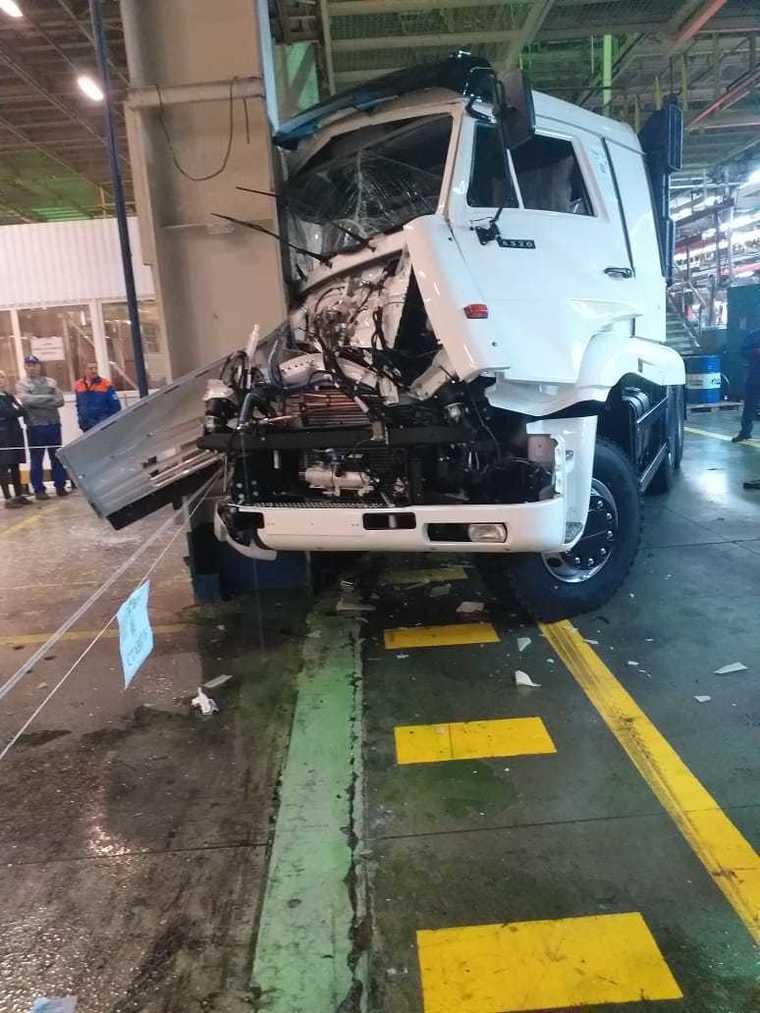 На «КАМАЗе» ЧП: при сходе с конвейера грузовик врезался в опору