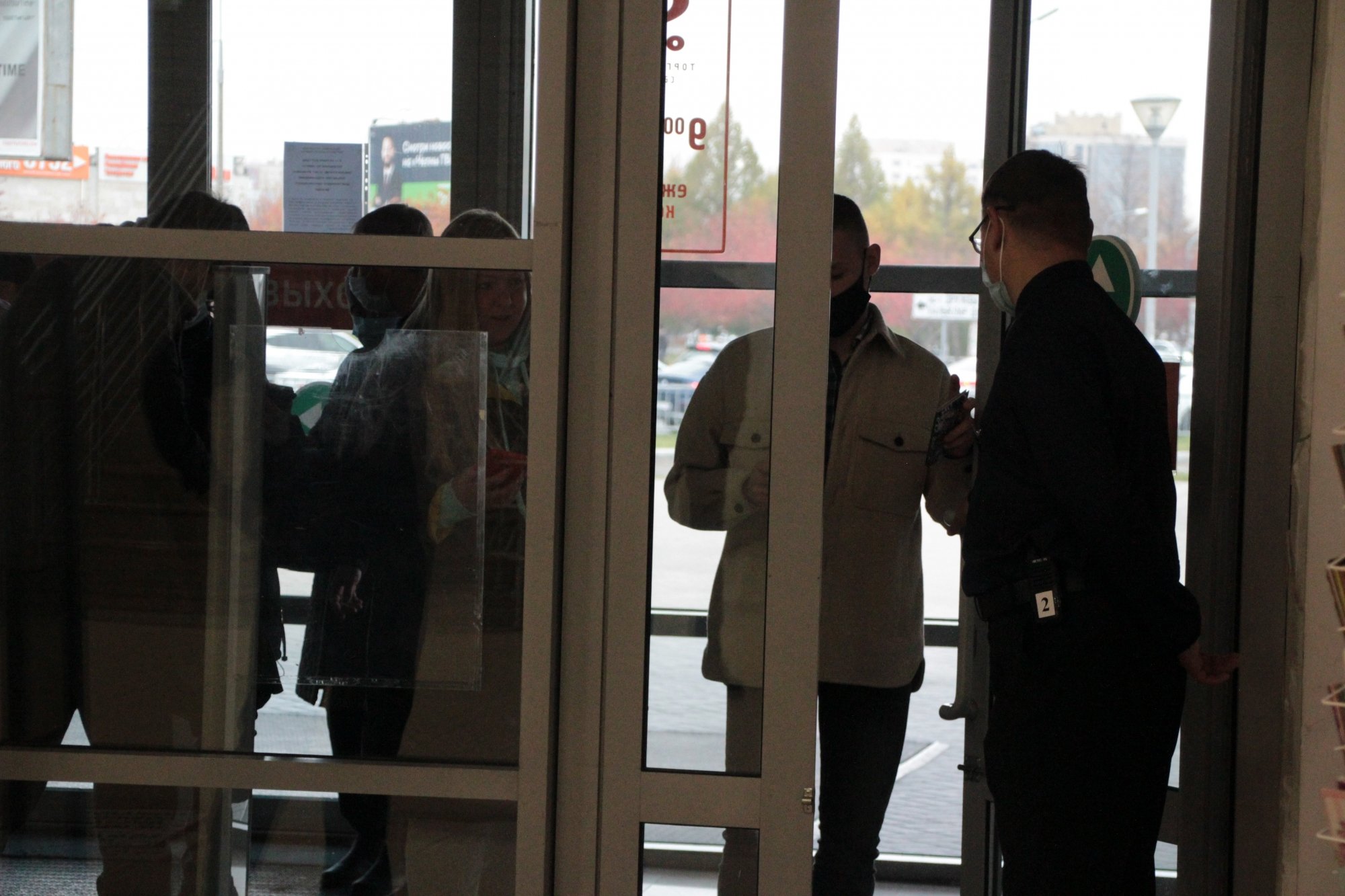 Людей без QR-кодов разворачивают у входов в торговые центры. Фото