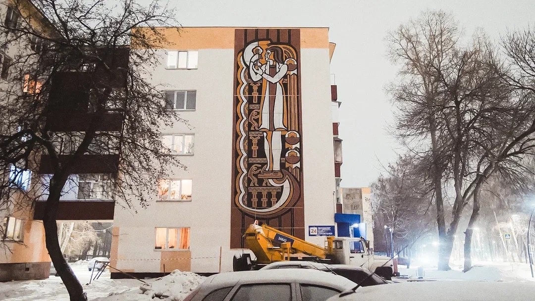 Восстановленное в Челнах панно «Химия» вернули на дом Нижнекамска