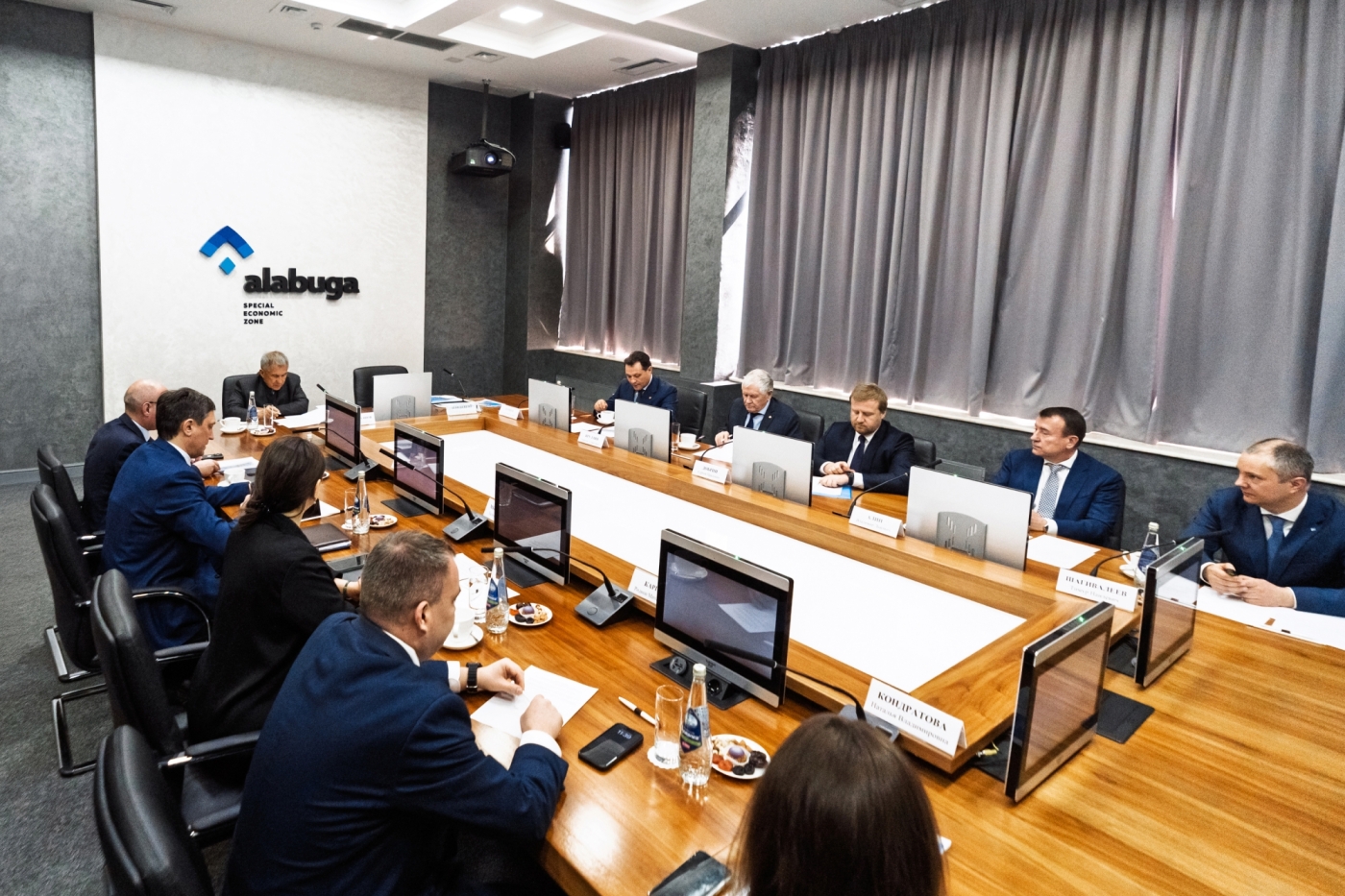 Рустам Минниханов провел заседание наблюдательного совета ОЭЗ «Алабуга»