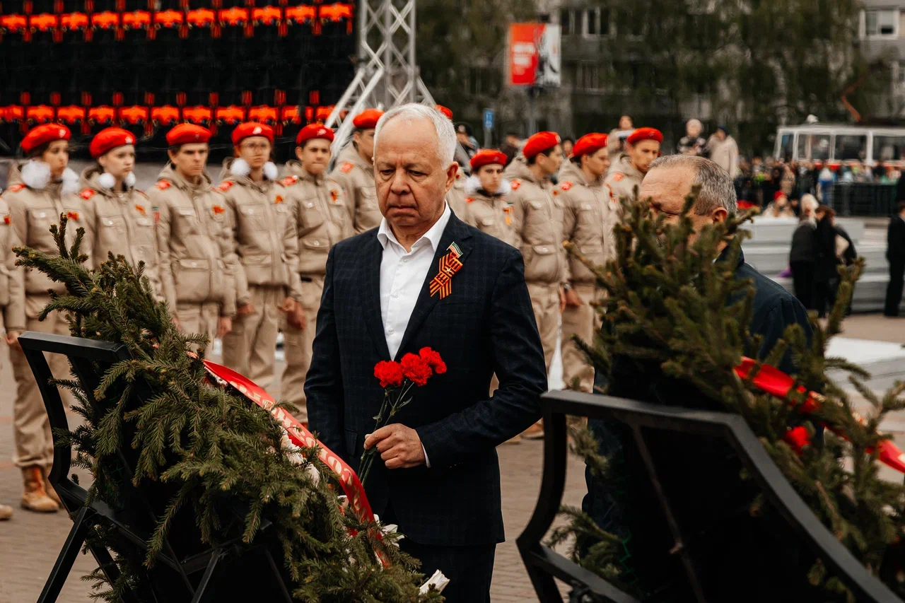 Силовики, депутаты и чиновники: как несли Вахту Памяти в Челнах (фото)