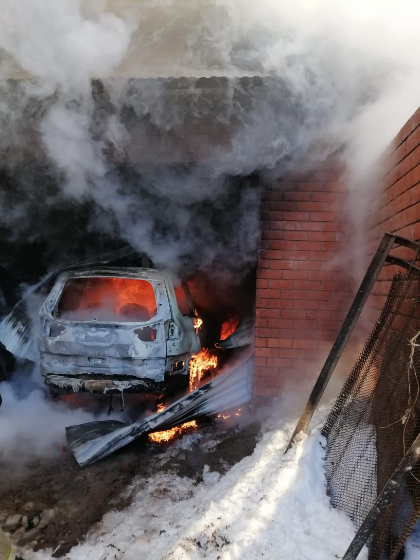 Фото: в Челнах во время подзарядки аккумулятора сгорел гараж с машиной 