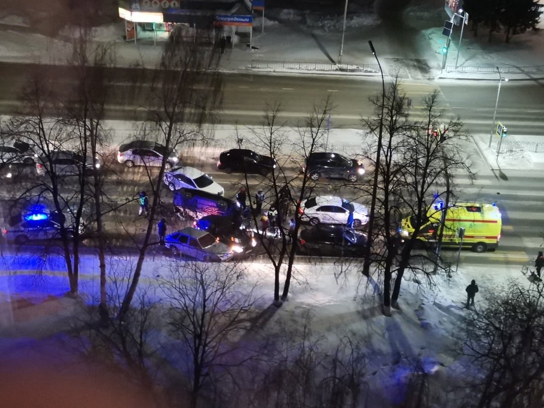 В Челнах столкнулись сразу шесть автомобилей - один перевернулся (видео)