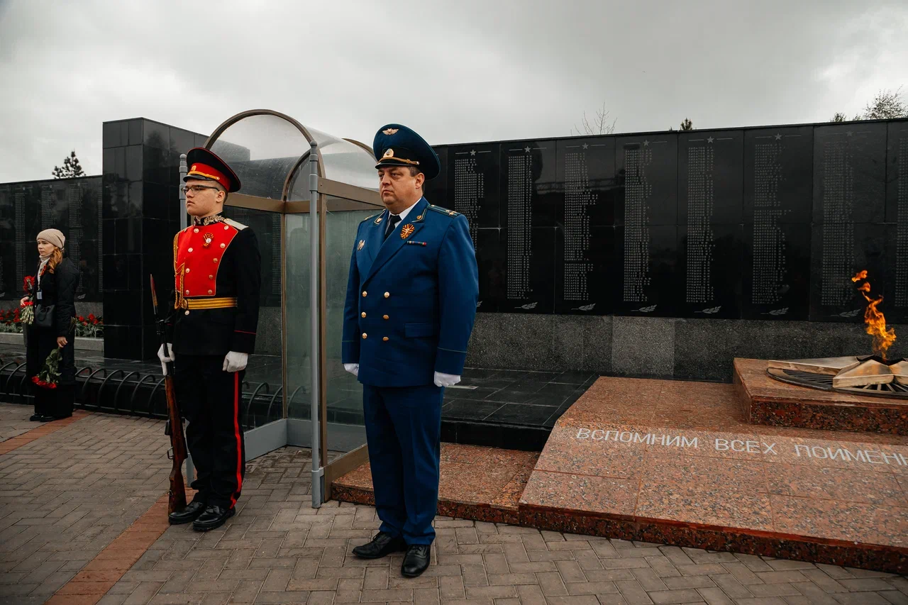 Силовики, депутаты и чиновники: как несли Вахту Памяти в Челнах (фото)
