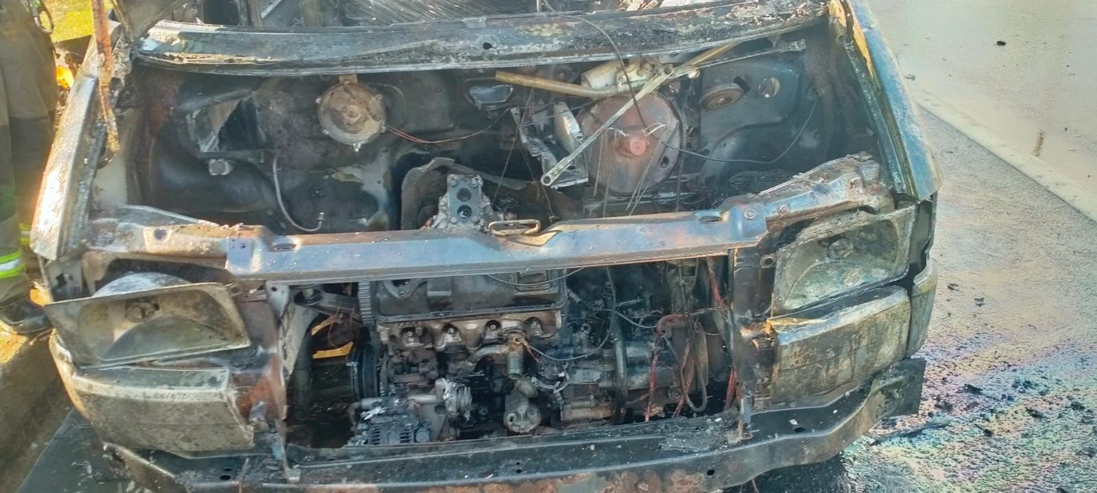 В Челнах на проспекте Хасана Туфана дотла сгорел микроавтобус. Видео