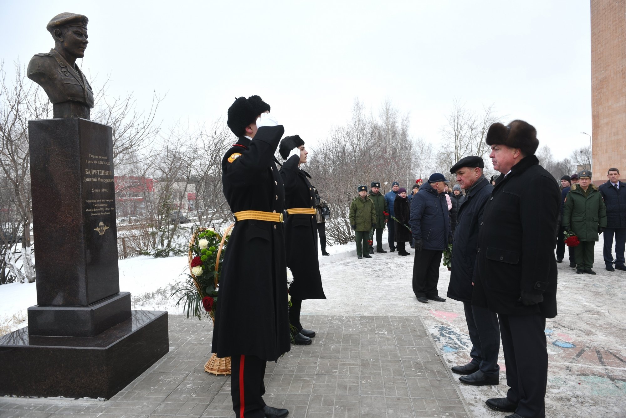 В Челнах установили бюст в честь погибшего в Чечне десантника 