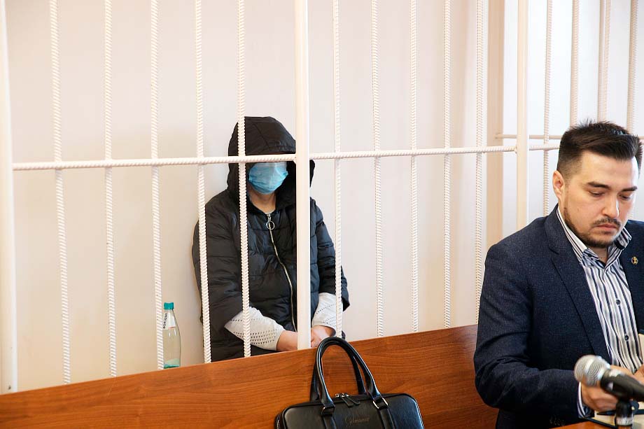 В суд Челнов доставили подозреваемую по делу о махинациях в ЗАГСе (фото)