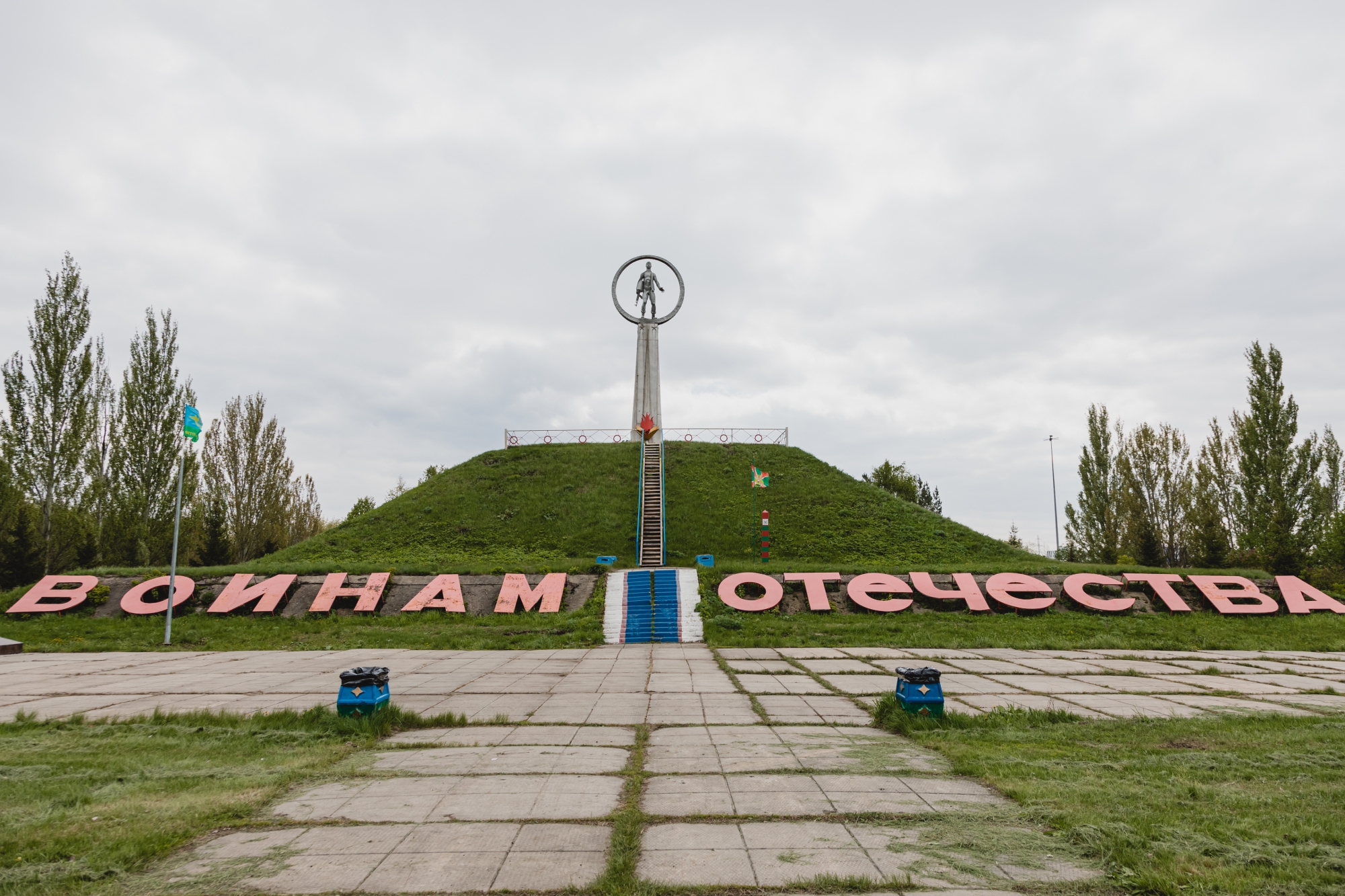 Как выглядят памятники на первой дороге, которые просят перенести в город (фото)