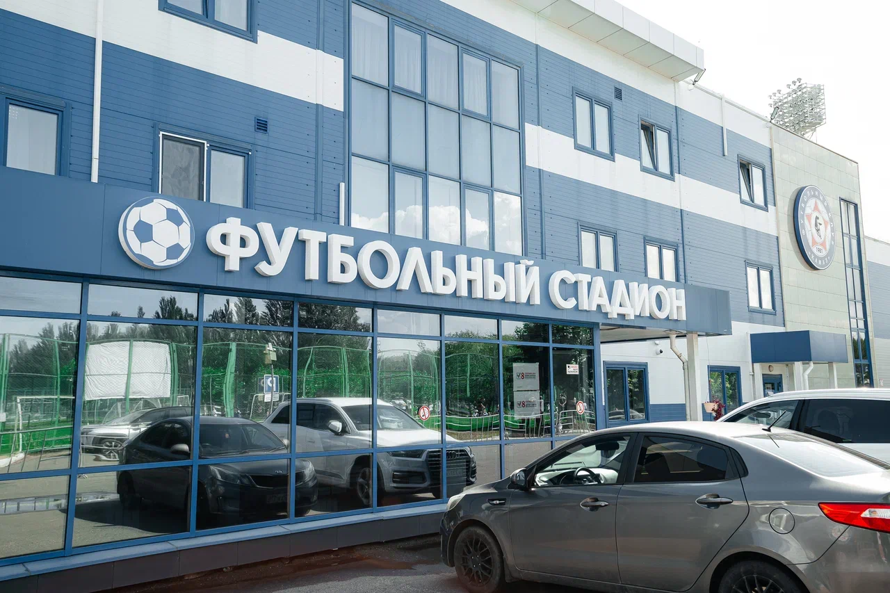 Фото: как выглядит новое поле на стадионе «КАМАЗ»
