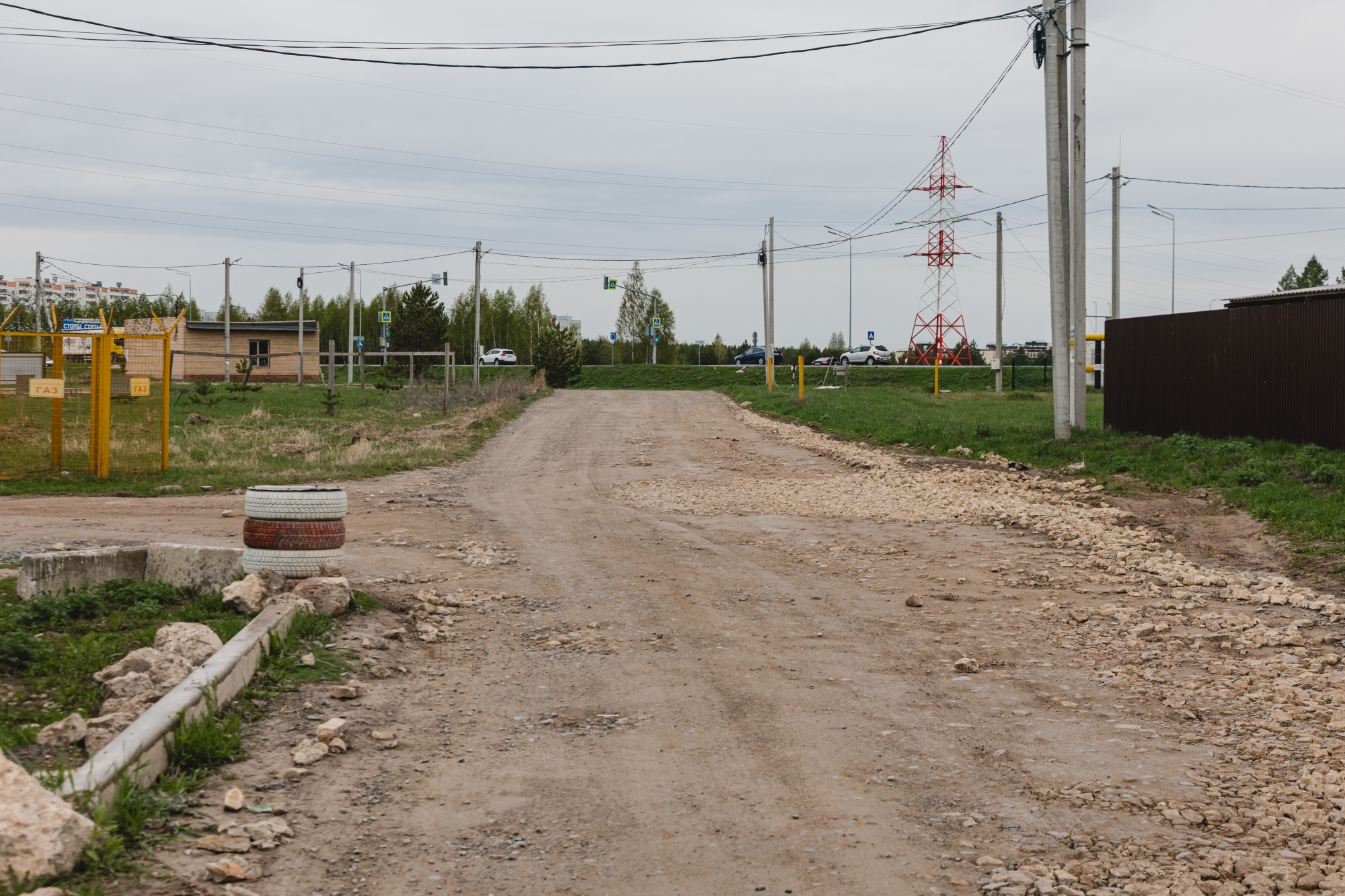 «Нет дорог, поэтому нет транспорта. Такси к нам не заезжает, скорая тоже»