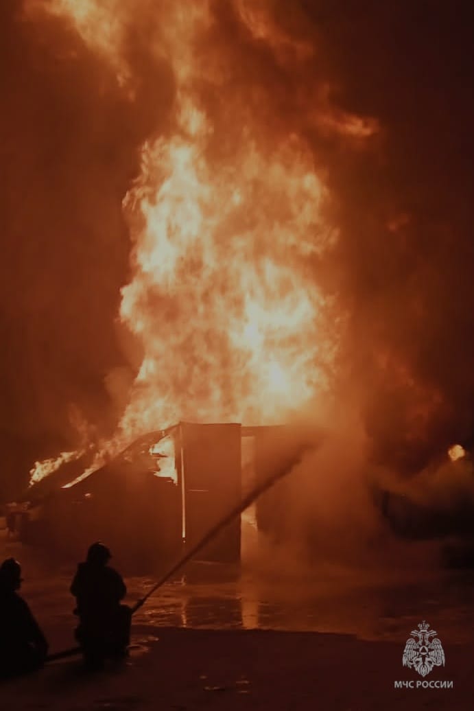 Пламя с пятиэтажку - в промзоне Челнов вспыхнула кровля склада (видео)