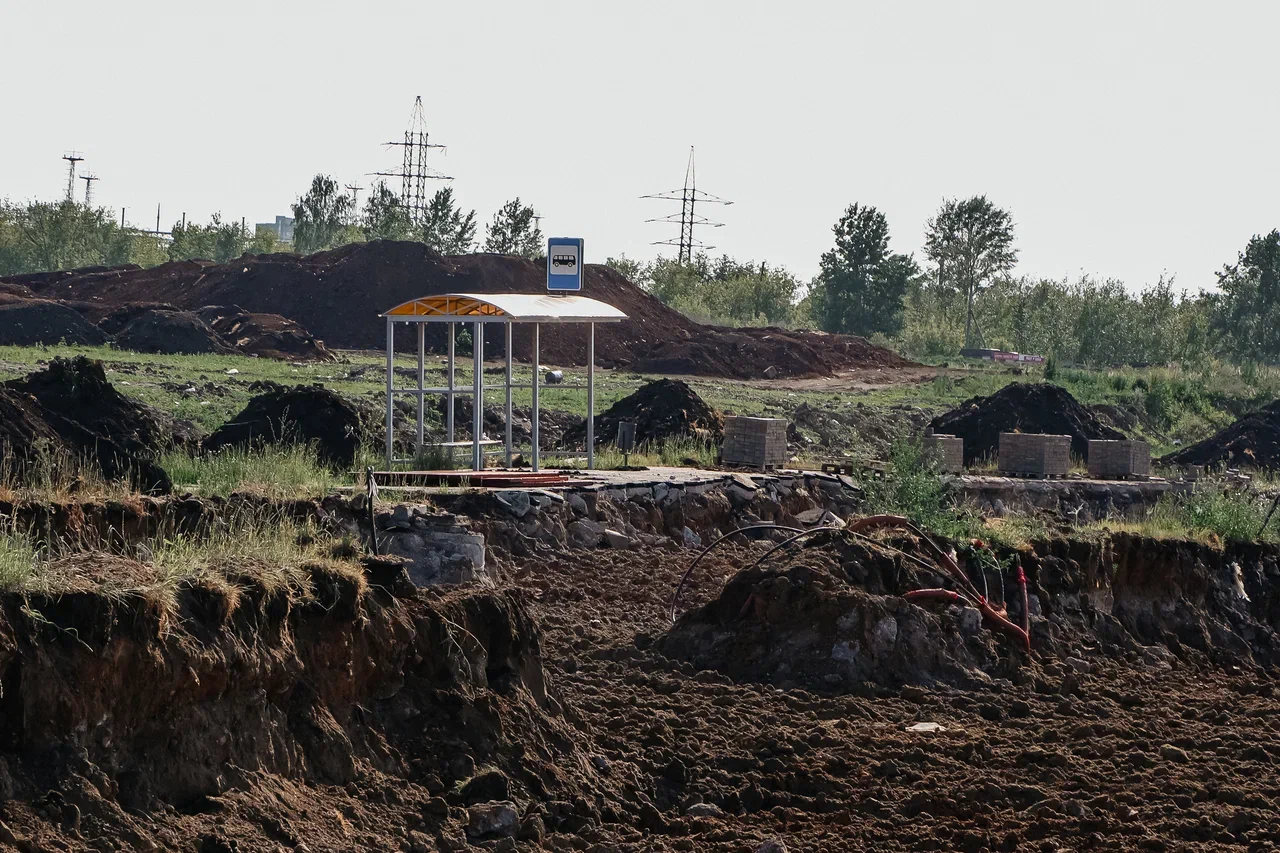 Фото: как разбирают часть дороги по улице Нариманова в Челнах, где просел грунт
