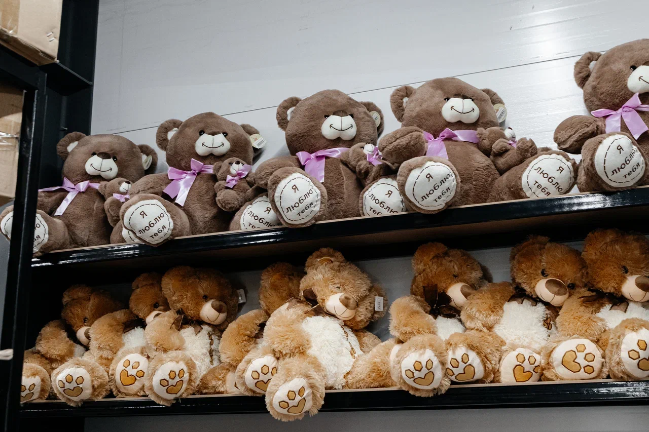 У игроков цветочного рынка ажиотаж – товар разбирают по пути на склад (фото) У игроков цветочного рынка ажиотаж – товар разбирают по пути на склад (фото)