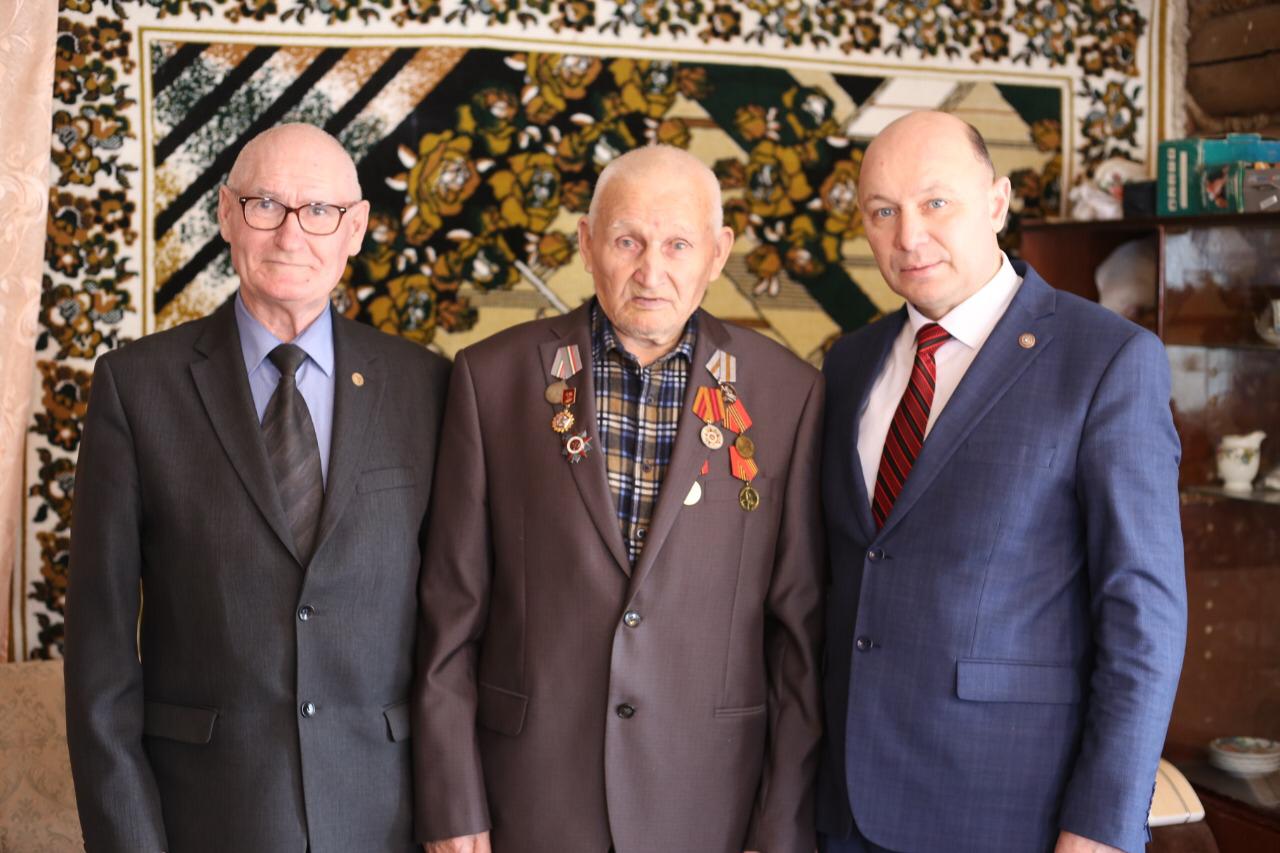 Камаев вручил юбилейные медали ветеранам Великой Отечественной войны 