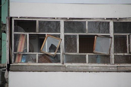 Третий день после трагедии в 48/20: людей пустили в разрушенный подъезд. Фото 