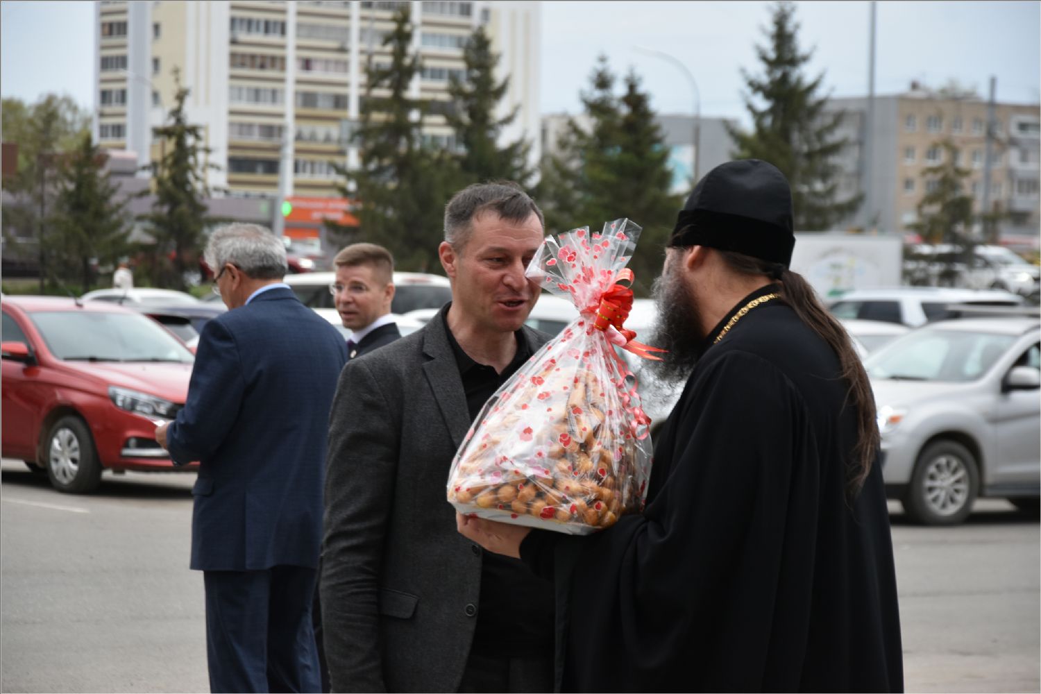 Наиль Магдеев и имамы города пришли на пасхальный ужин с чак-чаком (фото)