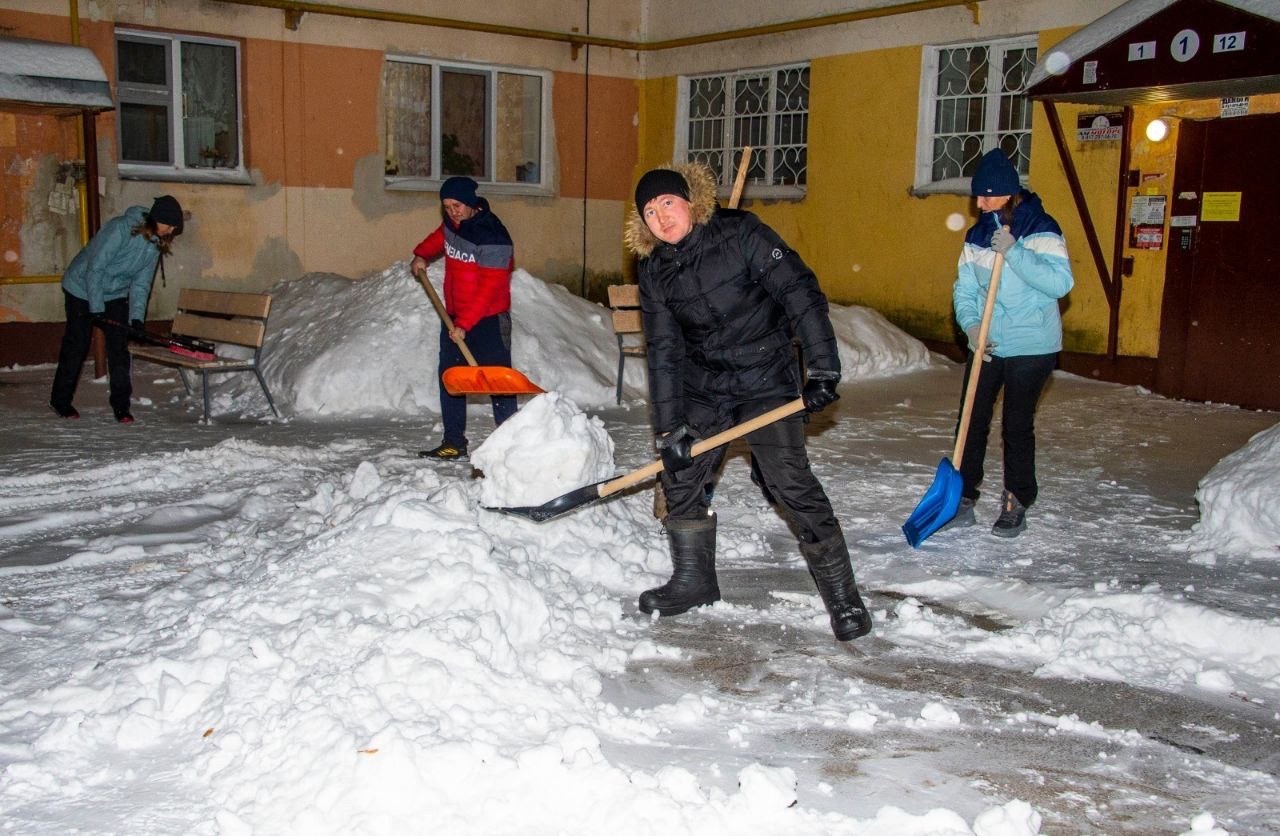 Муллин показал, как жители Нижнекамска сами вышли чистить снег (фото)