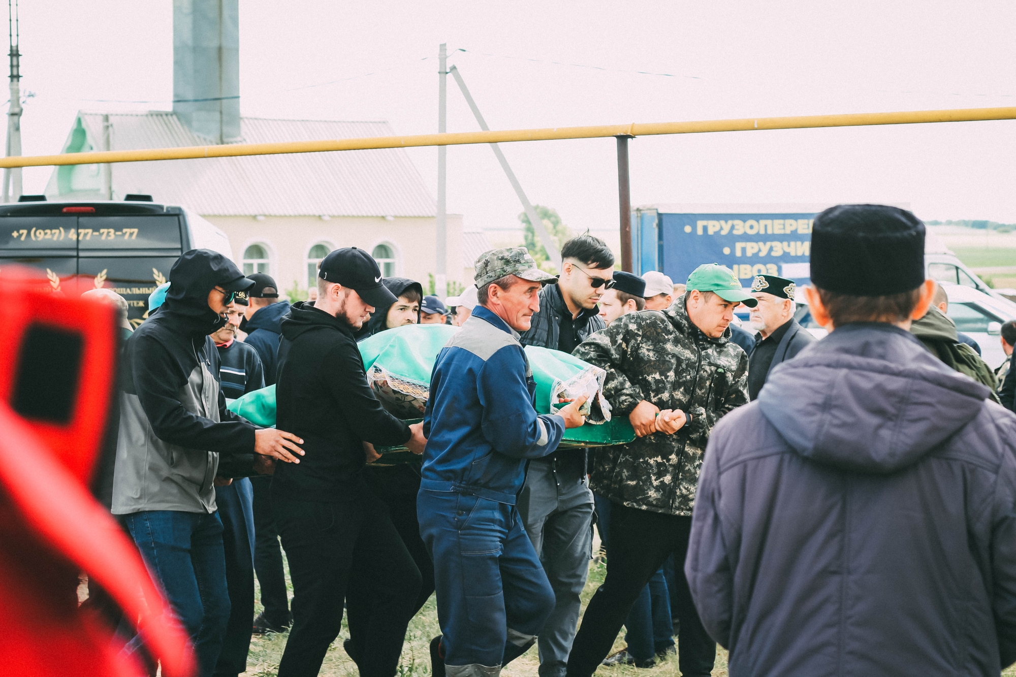 Фото: в Саитово простились с погибшей в пожаре семьей 