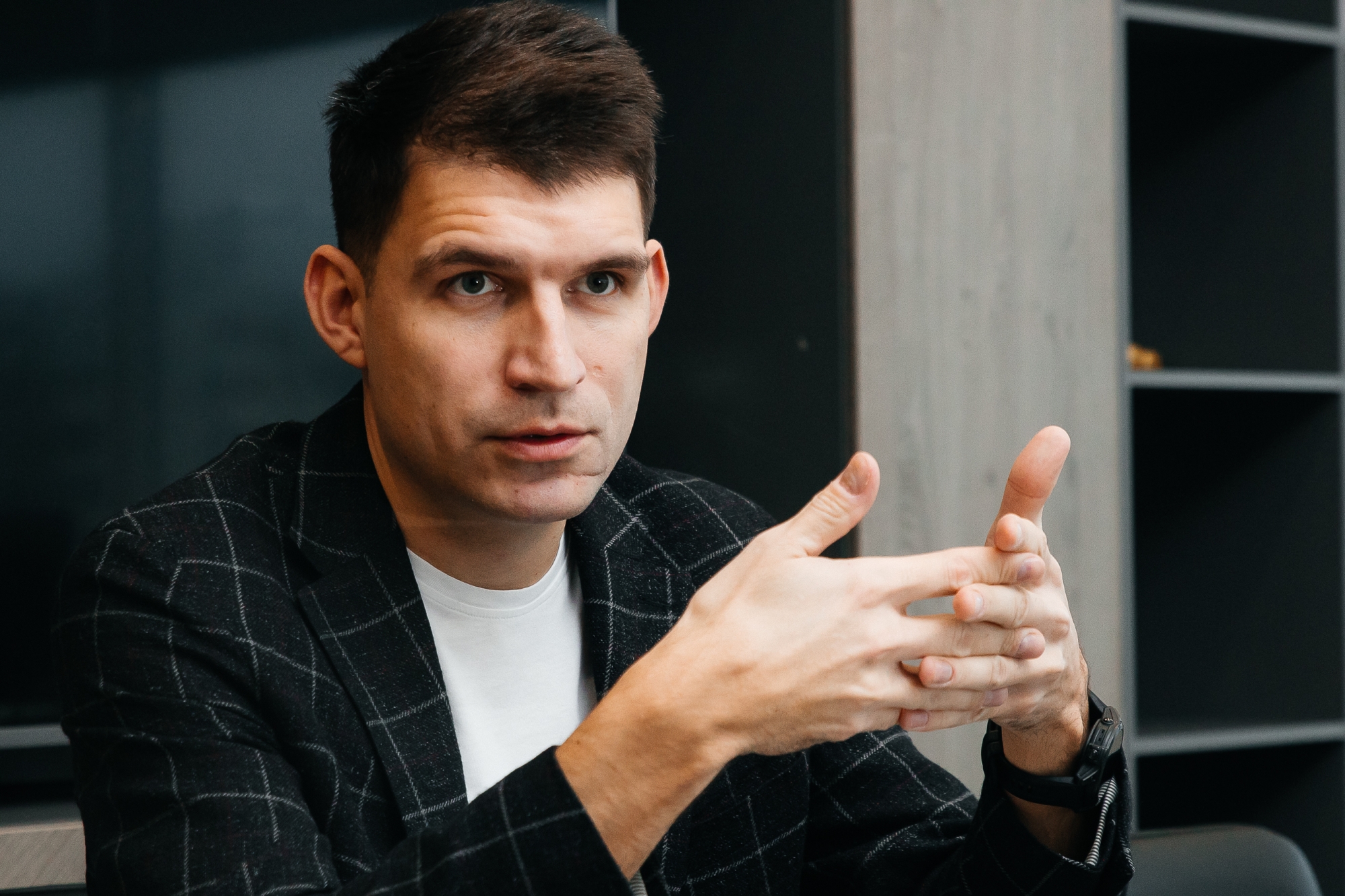 «Это серьезный опыт. Представьте дорогу в тайге в 400 км с бездорожьем. На середине - наше производство»