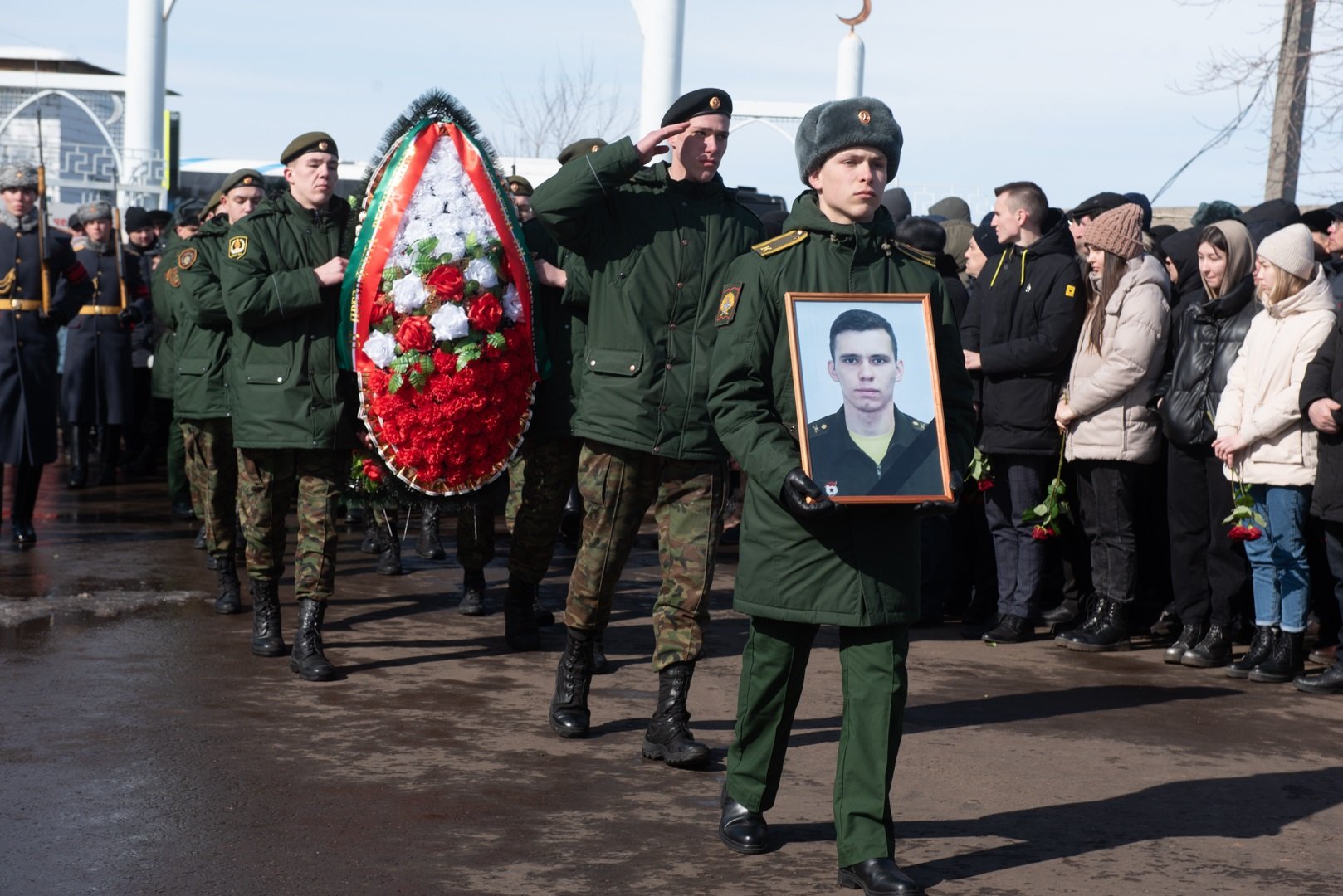 Похороны погибших на украине российских. Простились с погибшим на Украине Артуром Шарафеевым.