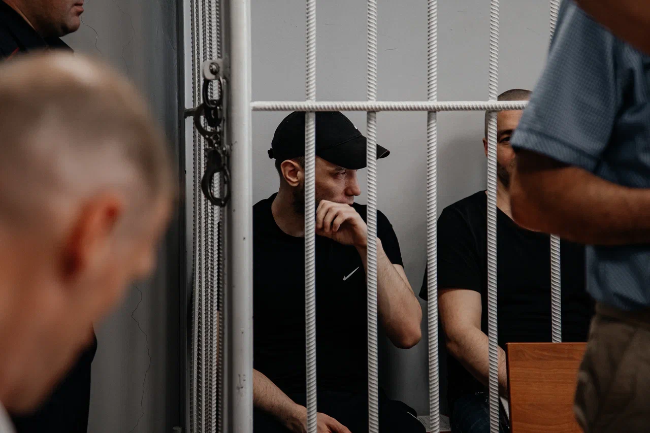 «Подъехала машина, там сидел мужчина. Человек в наручниках говорит: «Вот он меня держал»