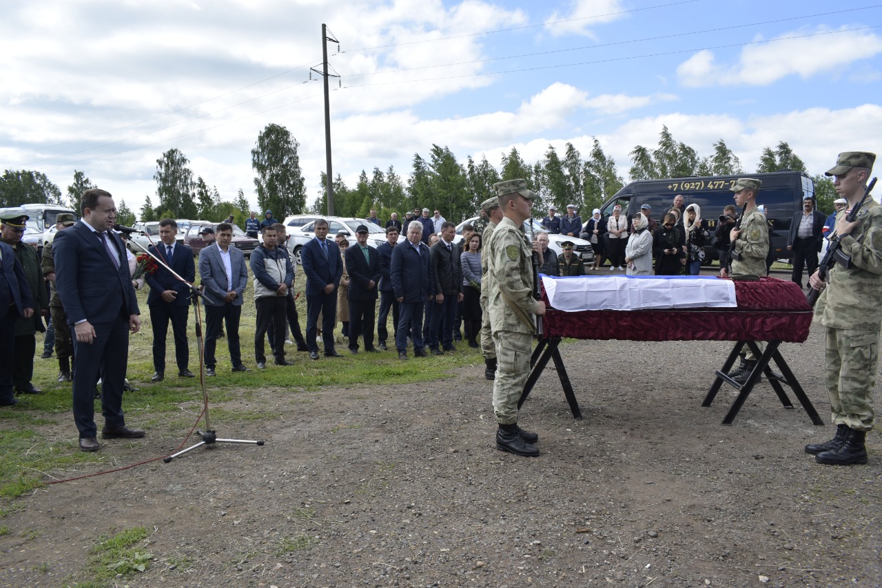 Выпускника колледжа, погибшего на Украине, похоронили в Тукаевском районе