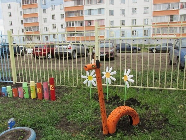 Родители из Челнов высмеяли детские площадки из покрышек и пластиковых лебедей. Фото