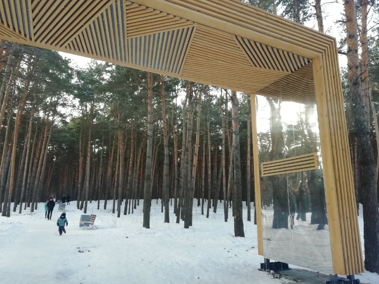 В парке на ГЭСе появилась входная группа, детские площадки и тренажеры (фото)