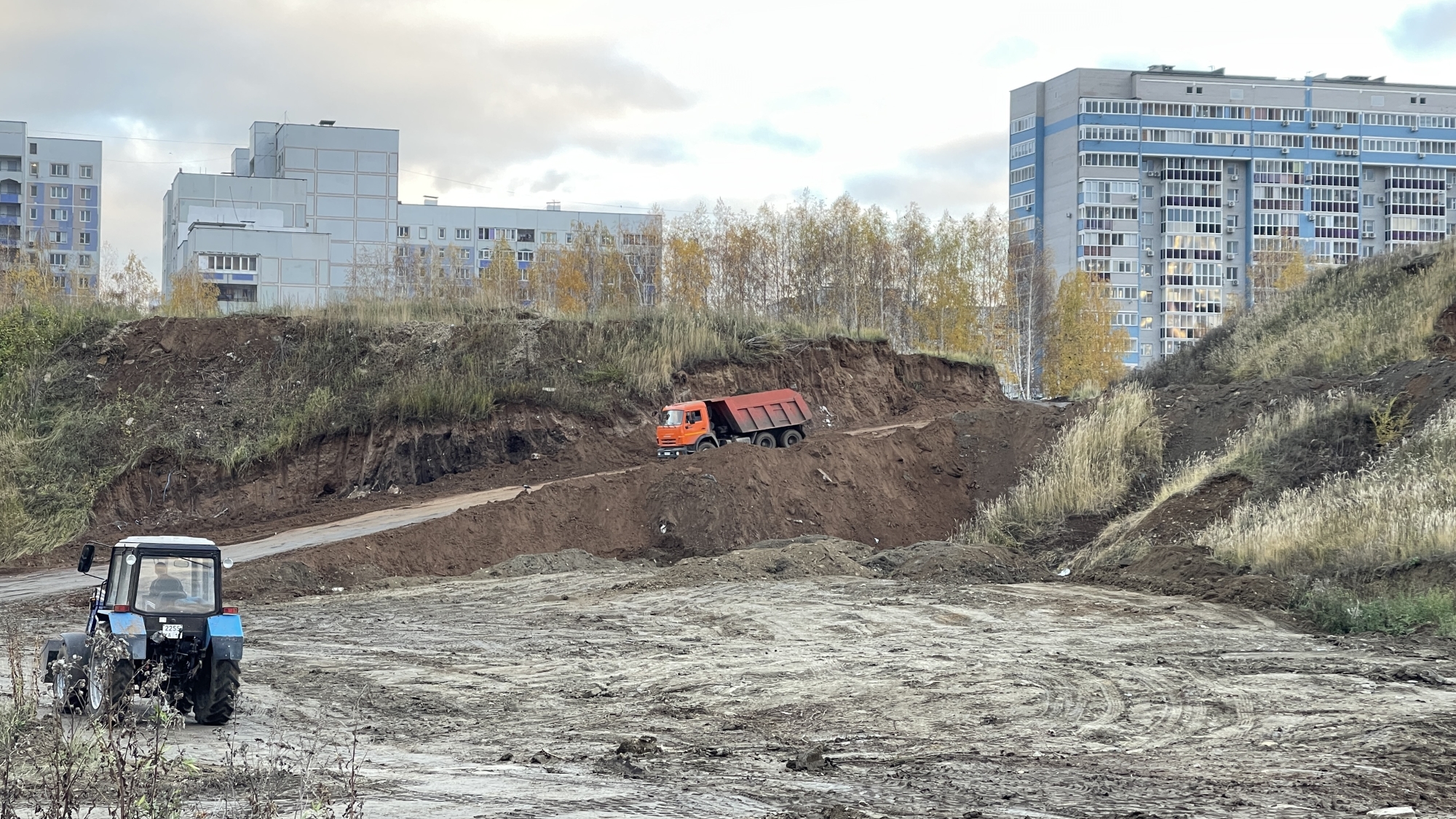 На Раскольникова срывают гору под строительство жилого комплекса (фото)