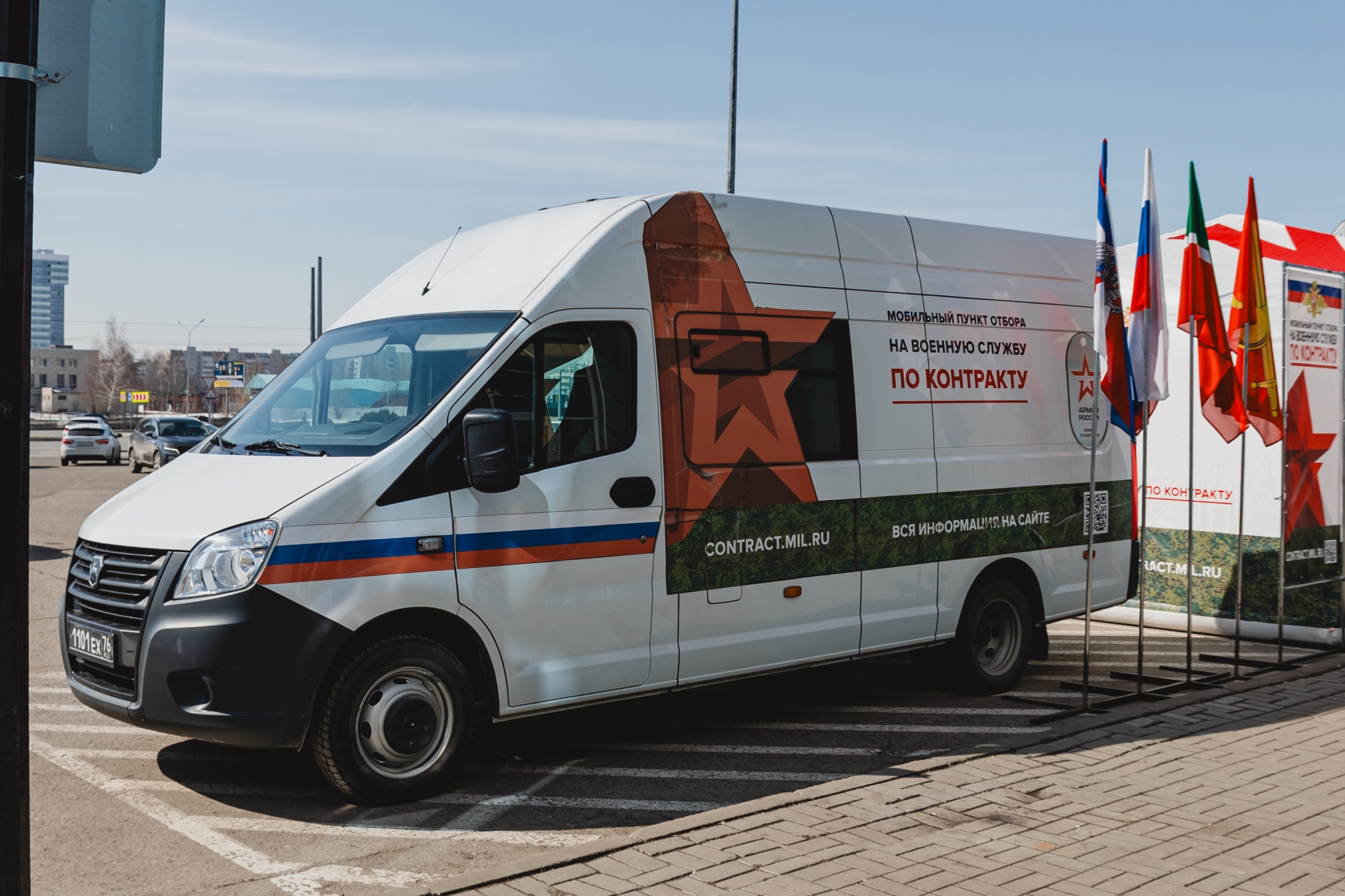 В Челнах в мобильный пункт отбора контрактников пришли 40 человек (фото)