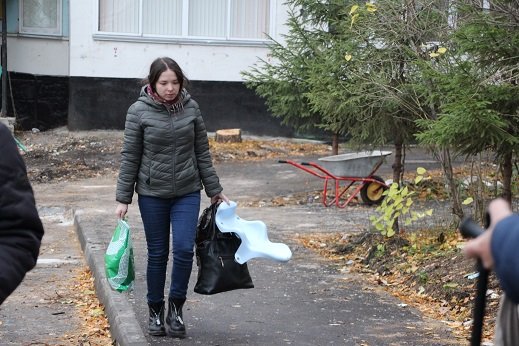 Третий день после трагедии в 48/20: людей пустили в разрушенный подъезд. Фото 