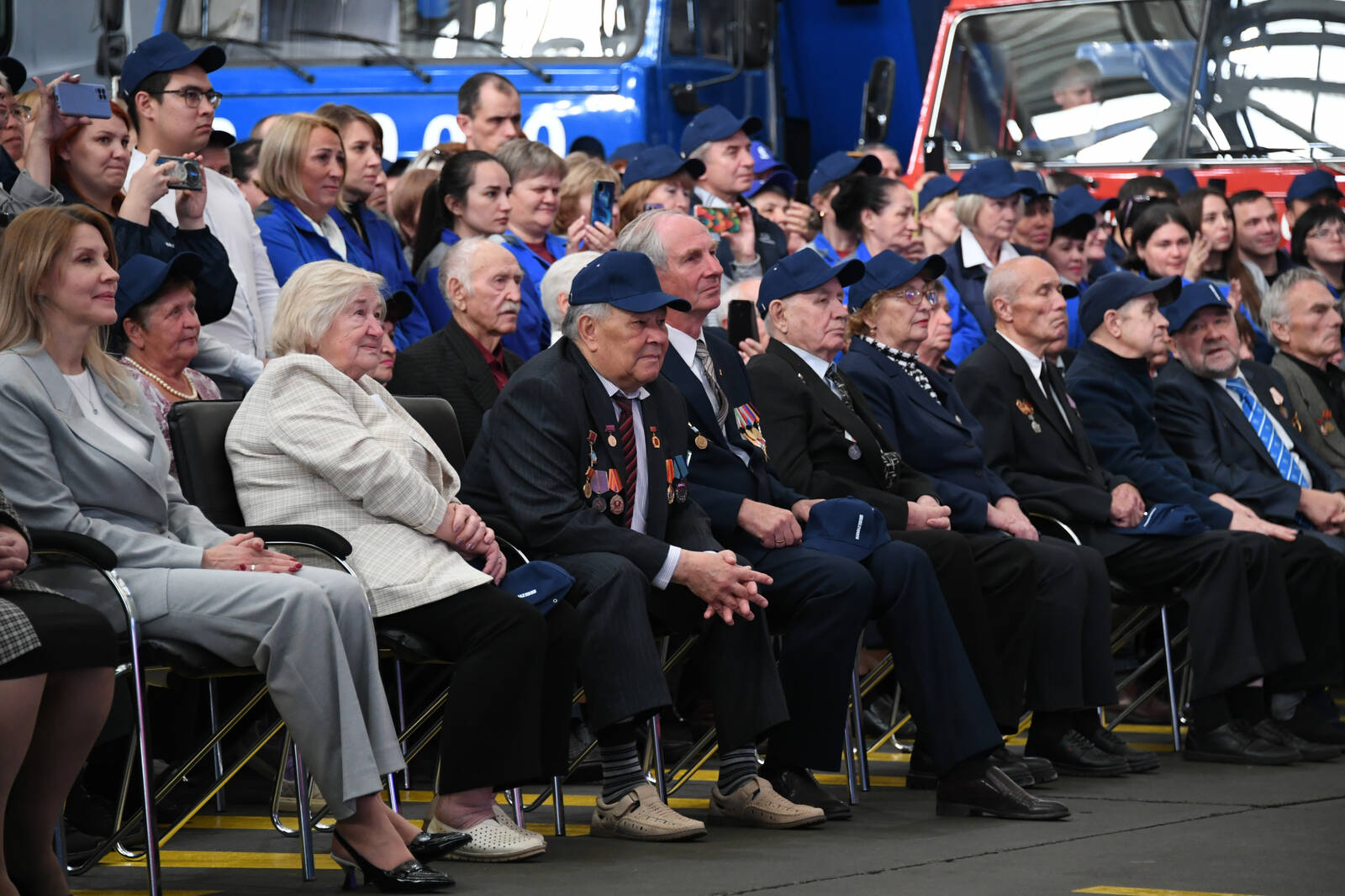 Алиханов протестировал челнинский грузовик и приехал к рабочим на завод Алиханов протестировал челнинский грузовик и приехал к рабочим на завод