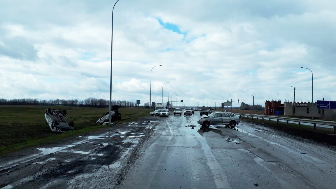 В массовом ДТП с тремя автомобилями тяжело пострадали жители Челнов