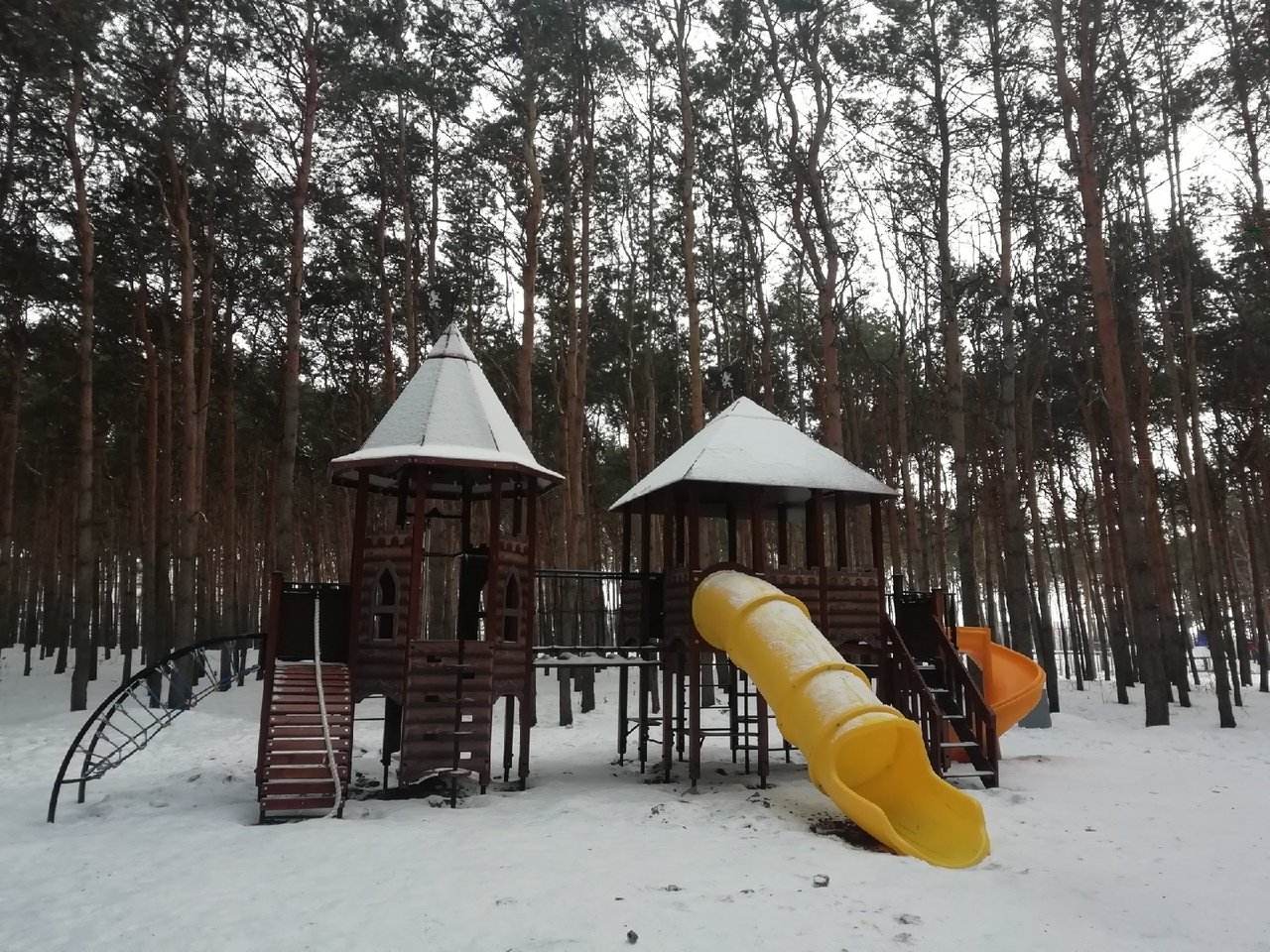 В парке на ГЭСе появилась входная группа, детские площадки и тренажеры (фото)