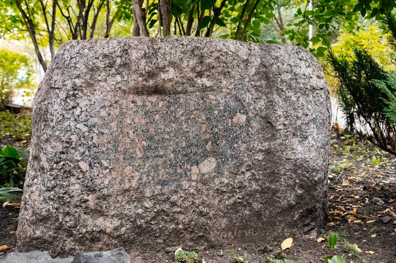 «Памятник» криминальному авторитету во дворе школы будет убран «Памятник» криминальному авторитету во дворе школы будет убран